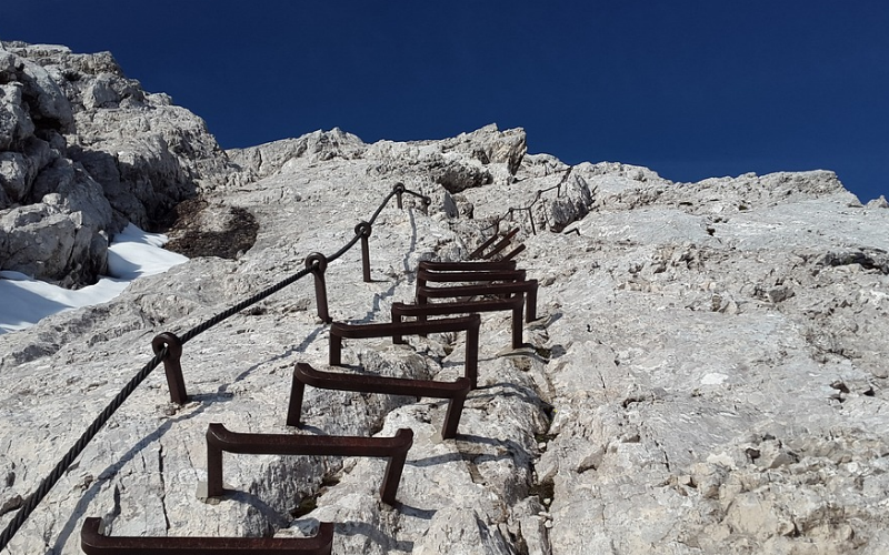 conquer-whistler-s-peaks-embark-on-the-via-ferrata-challenge-800x500-1700134796.jpg